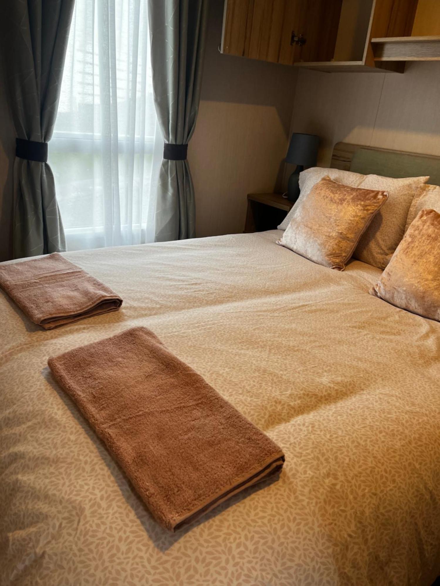 Ger-Y-Bwlch - Spacious Static On 5Star Site With Swimming Pool Benllech Ngoại thất bức ảnh